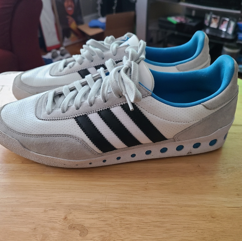 ADIDAS CASUAL SHOE SZ. 10.5 NO BOX